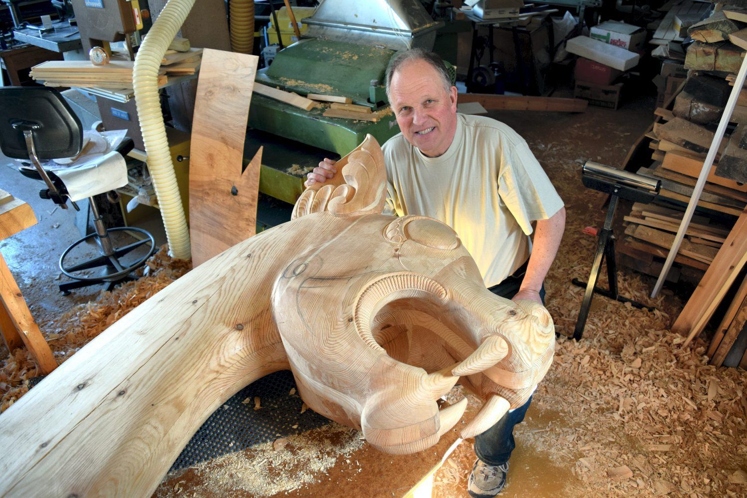 Dragon head and tail for the Myklebust ship — From the making in the workshop